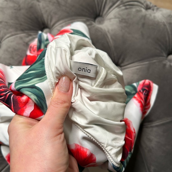 Elegant one-shoulder Onia swimsuit with a vibrant floral rose print. - Picture 4 of 6